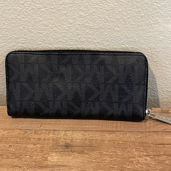 Michael Kors Wallet - Picture 3 of 4
